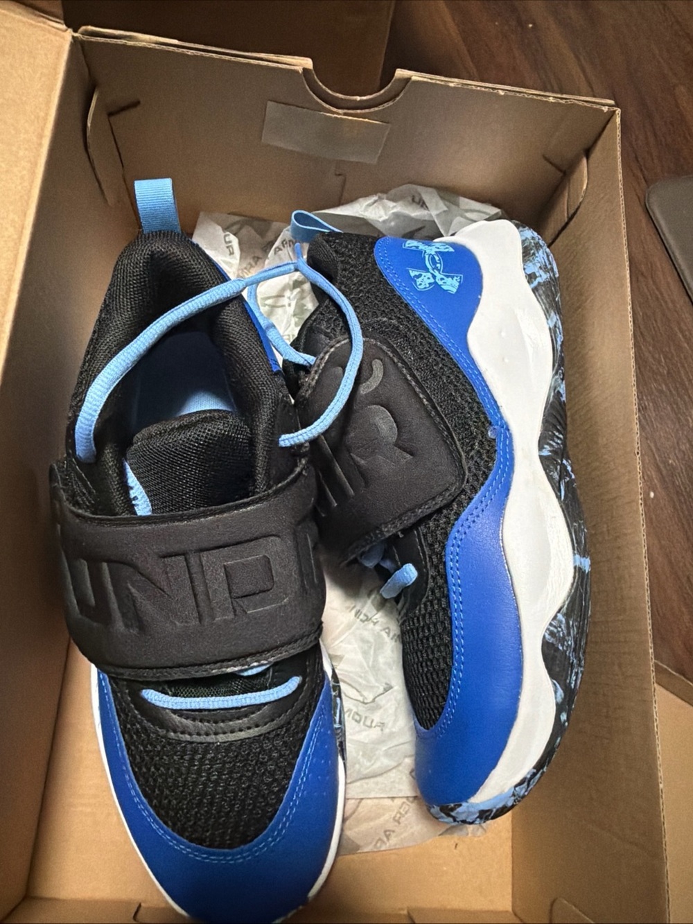 Under armour Youth baseketball 5Y Blue Black EUC